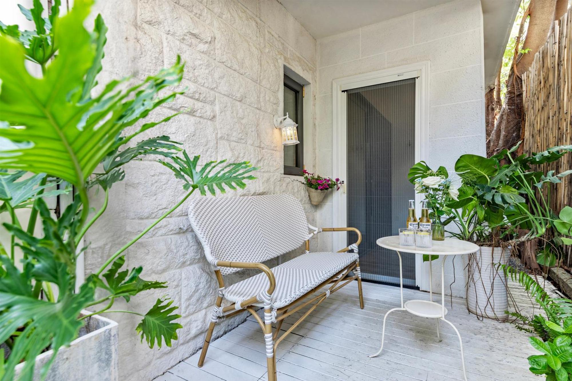 Shenzhen No'6 Garden Villa --French Window With Garden View,Close To Sea World &Shekou Ferry Port &K11 Ecoast &Subway Nearby ,Offer Western Food And Coffee &English Speaking With Tour Services Bagian luar foto